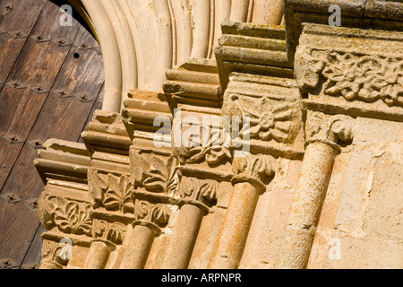 Trujillo, Estrémadure, Espagne. Piliers en pierre sculpté richement porte à côté de la 13e siècle Eglise de Santa María la Mayor. Banque D'Images