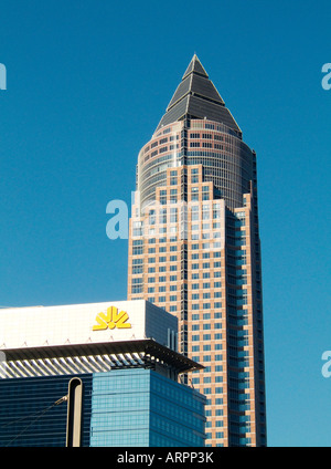 La MesseTurm ou salon Tower vu derrière la Commerzbank dans la Messegelande complexe dans la zone centrale de Francfort, Allemagne Banque D'Images