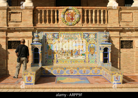 Lecture touristique art Azulejo Plaza de España Séville Andalousie Espagne Banque D'Images