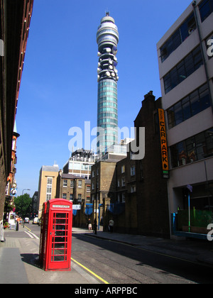 Cabine téléphonique avec BT Tower à la distance Ville de Westminster au centre de Londres Angleterre Grande-bretagne Royaume-Uni Europe Banque D'Images