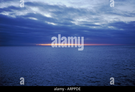 Coucher de soleil sur la mer sur les Galapagos Banque D'Images