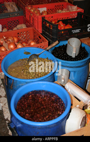 Olives vertes et noires la vente des produits du marché à Lagos Algarve Portugal Banque D'Images