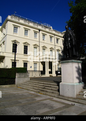 Carlton Gardens avec statue du roi George VI en premier plan le centre commercial Central City of Westminster London Angleterre Grande-bretagne UK Banque D'Images