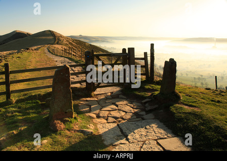 La porte et la clôture sur une crête en direction Hollins Cross de Mam Tor, Derbyshire, Peak District National Park, Angleterre, Royaume-Uni. Banque D'Images