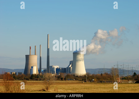 Les tours de refroidissement d'une centrale nucléaire Banque D'Images