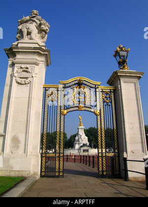 Monument de Victoria vue par la porte de la ville de Westminster Buckingham Palace Londres Angleterre Grande-bretagne Royaume-Uni Banque D'Images