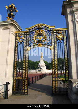 Monument de Victoria vue par la porte de la ville de Westminster Buckingham Palace Londres Angleterre Grande-bretagne Royaume-Uni Banque D'Images