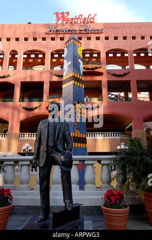 Un Portrait photographique de l'Ernest W. Hahn Statue en dehors de la Horton Plaza dans le centre-ville de San Diego, Californie Banque D'Images