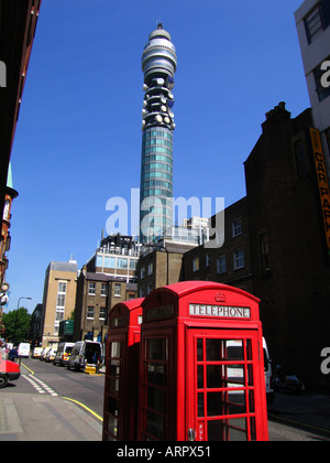 Cabine téléphonique avec BT Tower à la distance du centre de Londres City of Westminster London Angleterre Grande-bretagne Royaume-uni Eur Banque D'Images