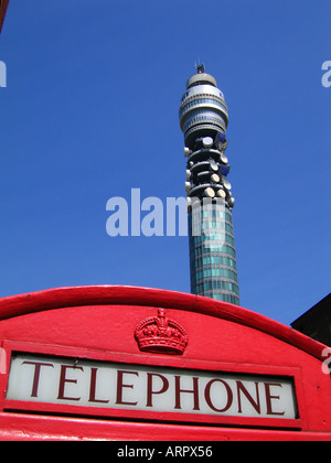 Cabine téléphonique avec BT Tower à la distance du centre de Londres City of Westminster London Angleterre Grande-bretagne Royaume-uni Eur Banque D'Images