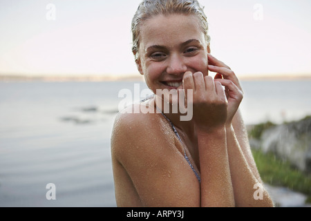 Jeune femme dans la pluie wearing bikini Banque D'Images