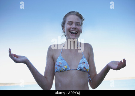 Jeune femme dans la pluie wearing bikini Banque D'Images