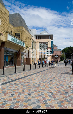 dh Eastgate INVERNESS INVERNESSSHIRE zone piétonne High Street entrée du centre commercial boutiques de la ville marques spencer Store ville ecosse Banque D'Images