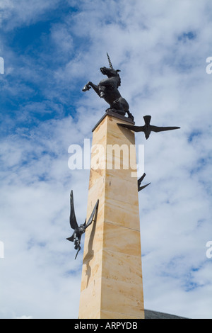 Eastgate INVERNESSSHIRE DH INVERNESS Unicorn et Falcon Eagle statue sculpture moderne art ecosse carrés Banque D'Images