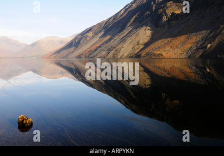 Scafell Pike et les éboulis de Wastwater as été l'eau. Banque D'Images