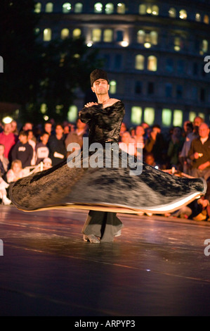 Derviche tourbillonnant à Trafalgar Square Festival Banque D'Images