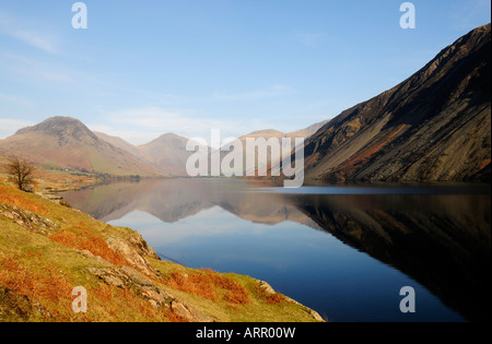 Scafell Pike et les éboulis de Wastwater as été l'eau. Banque D'Images