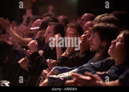 Le français et la première rangée des fans de l'auditoire du groupe de rock Status Quo écouter lors tournée Européenne concert à l'aeronef à Lille France Banque D'Images