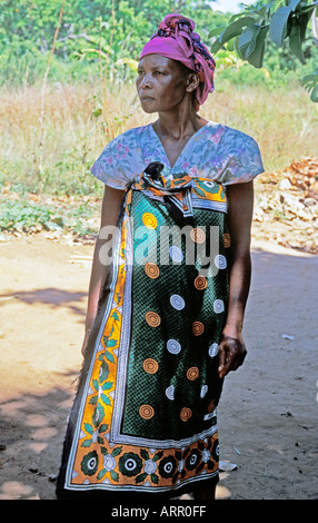 Afrique KENYA KALIFI Kenyanes s Dairy Co operative états portant jupe tissu kanga traditionnel et headress Banque D'Images