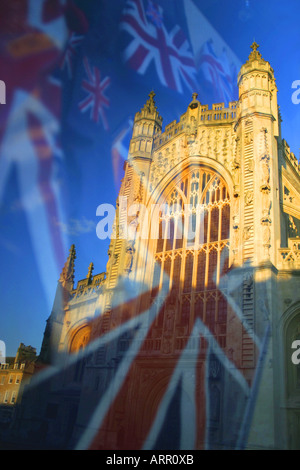 L'Abbaye de Bath reflète dans une vitrine affichant drapeaux Union Jack. Banque D'Images