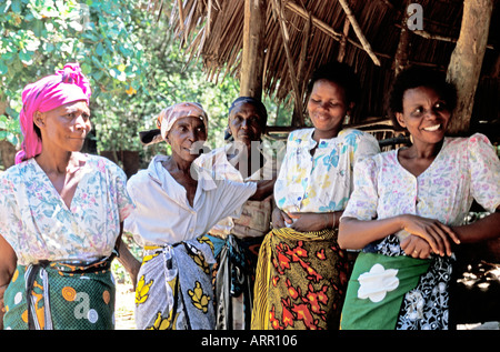 Afrique Kenya Kenyan KALIFI Women's Dairy Co-operative membres réunion pour discuter de la réception de vaches de projet de génisse Banque D'Images