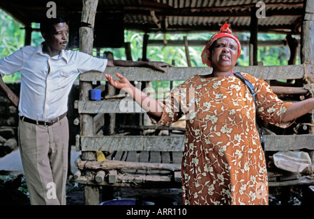 Afrique KENYA KALIFI Présidente de femmes kenyanes's Dairy Co-operative indique à quel point elle est reconnaissante d'avoir une vache de projet de génisse Banque D'Images