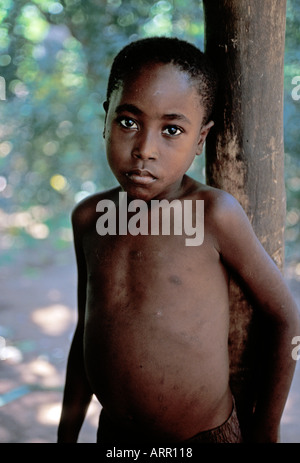 Afrique Kenya Jeune garçon KALIFI Kenyan dans son village rural Banque D'Images