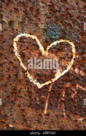 Coeur graffiti sur une surface métallique Banque D'Images