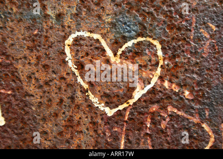 Coeur graffiti sur une surface métallique Banque D'Images