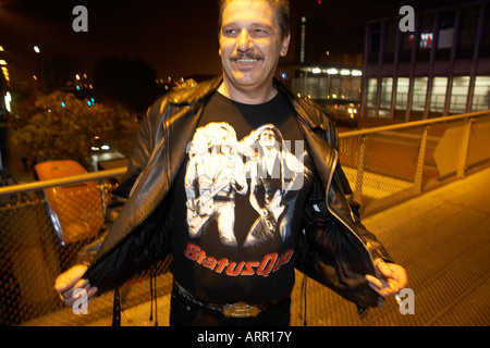 Status Quo montre ventilateur merchandising rock band en rue devant l'aeronef à Lille France pendant la tournée européenne du groupe Banque D'Images