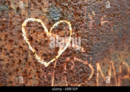 Coeur graffiti sur une surface métallique Banque D'Images