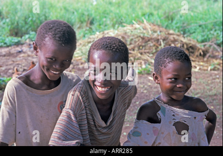 Afrique KENYA KALIFI jeune kényan garçons en haillons très t shirts Banque D'Images