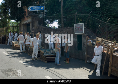 Les touristes les visiteurs qui prennent un toboggan basket à Monte Funchal Madère Portugal Europe Banque D'Images