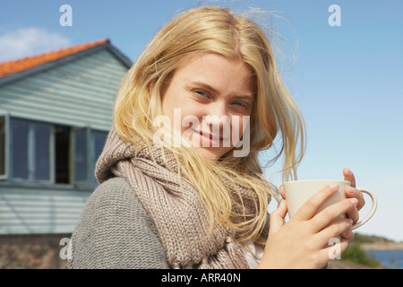 Jeune femme à boire le thé ou café Banque D'Images