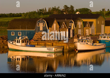 Les bateaux de pêche et des hangars, New London, Prince Edward Island, Canada Banque D'Images