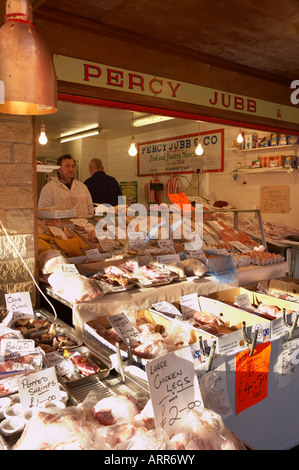 Le CENTRE-VILLE DE DEWSBURY échoppe de marché la vente de poisson frais volaille et gibier Banque D'Images