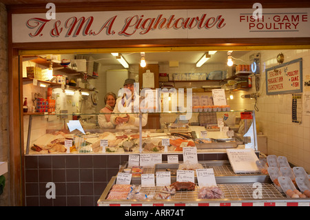 Le CENTRE-VILLE DE DEWSBURY échoppe de marché la vente de poisson frais volaille et gibier Banque D'Images