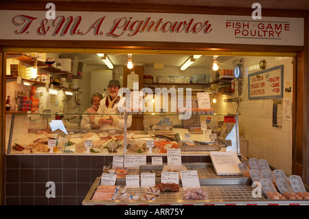 Le CENTRE-VILLE DE DEWSBURY échoppe de marché la vente de poisson frais volaille et gibier Banque D'Images