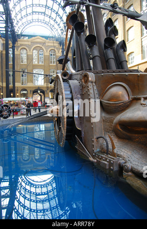 David Kemp's 'La sculpture des navigateurs, Hay's Galleria Arcade, South Bank, Southwark, Londres, Angleterre, Royaume-Uni Banque D'Images