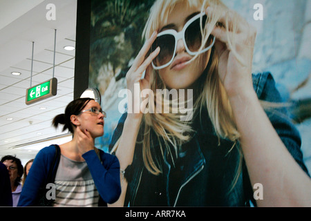 Jeune femme fille marche shop affiche publicitaire lunettes shopping time Banque D'Images