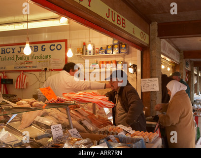 Le CENTRE-VILLE DE DEWSBURY échoppe de marché la vente de poisson frais volaille et gibier Banque D'Images