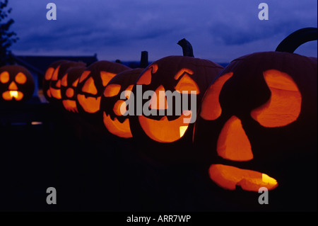 Les citrouilles sculptées allumé effrayant au crépuscule Banque D'Images