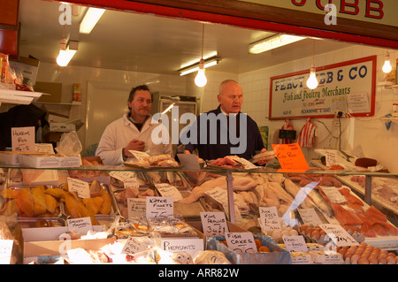 Le CENTRE-VILLE DE DEWSBURY échoppe de marché la vente de poisson frais volaille et gibier Banque D'Images