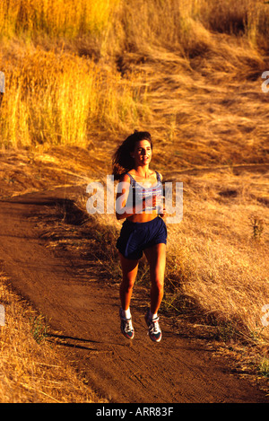Girl runner sur un sentier panoramique de la Californie a publié le modèle de droit Banque D'Images