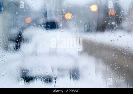 Neige en hiver dans la région de Braemar et gouttes d'eau sur la fenêtre en verre Banque D'Images