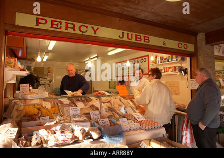 Le CENTRE-VILLE DE DEWSBURY échoppe de marché la vente de poisson frais volaille et gibier Banque D'Images