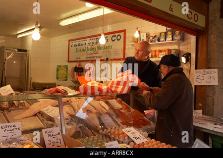 Le CENTRE-VILLE DE DEWSBURY échoppe de marché la vente de poisson frais volaille et gibier Banque D'Images