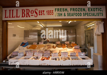 Le CENTRE-VILLE DE DEWSBURY échoppe de marché la vente de poisson frais volaille et gibier Banque D'Images