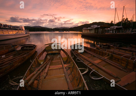 Coucher de soleil sur le lac Windermere à Waterhead, Ambleside, Lake district, UK Banque D'Images