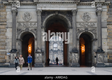 Voir dans le palais Zwinger, regardant à travers une arche dans la cour intérieure, Dresden, Allemagne Banque D'Images